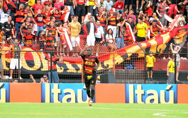 Hugo, comemora gol pelo Sport (Foto: Aldo Carneiro/Pernambuco Press)