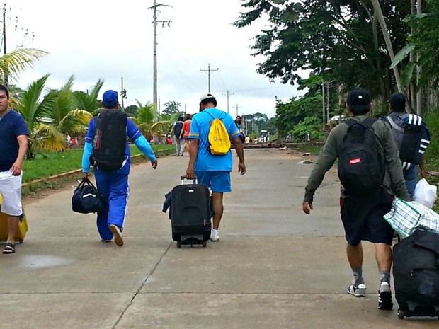 Após desembarcar em aeroporto passageiros precisaram caminhar por ao menos duas horas até o centro da cidade (Foto: Elizânia Dinarti/Arquivo Pessoal)