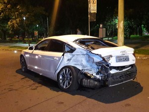 Veículo de luxo participava do racha em Porto Alegre (Foto: Zete Padilha/ RBS TV)