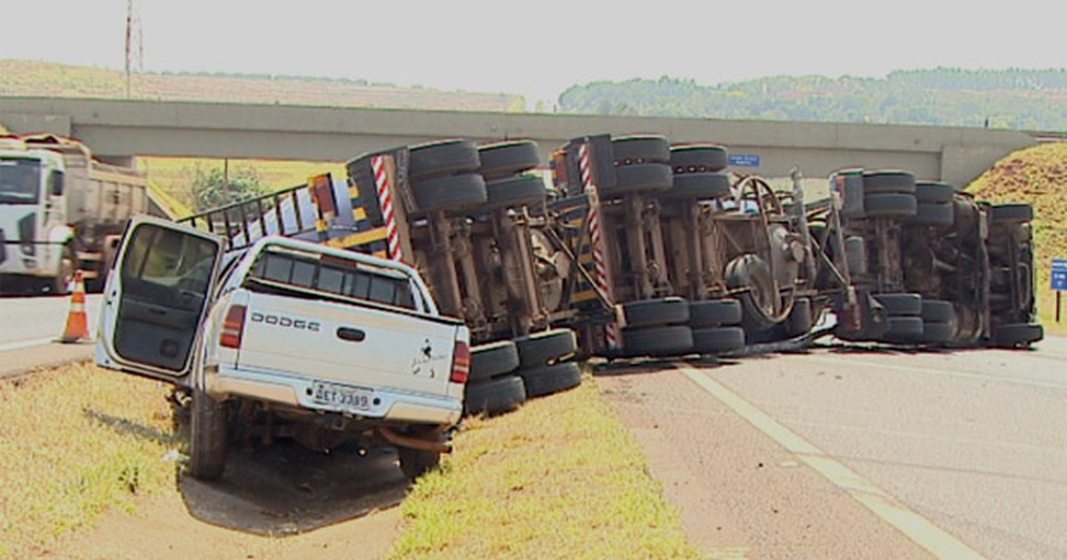 G1 Caminhão Com Cimento Tomba E Três Ficam Feridos Em Rodovia De Ribeirão Notícias Em 2195