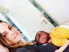 Carolina Kasting posa com o filho caçula no colo: 'Cama de mãe'