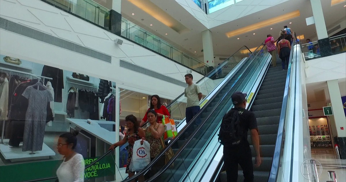 Shoppings fazem campanha sobre os perigos da escada rolante - Globo.com