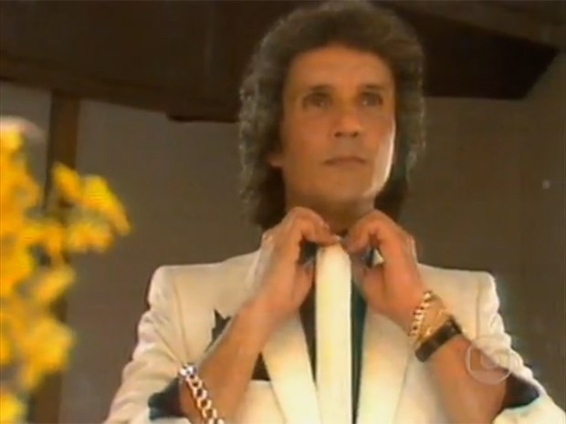 Nos anos 80, Roberto Carlos passa a investir em cores mais sóbrias (Foto: TV Globo)
