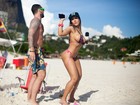 'Deu Onda': Mulher Melão descobre se banhistas já sabem dançar hit do verão