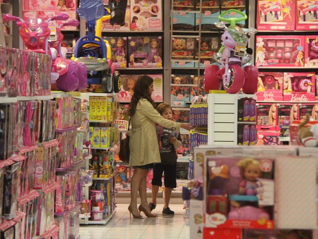 Giovanna Antonelli com o filho, Pietro, em shopping no Rio (Foto: Daniel Delmiro/ Ag. News)