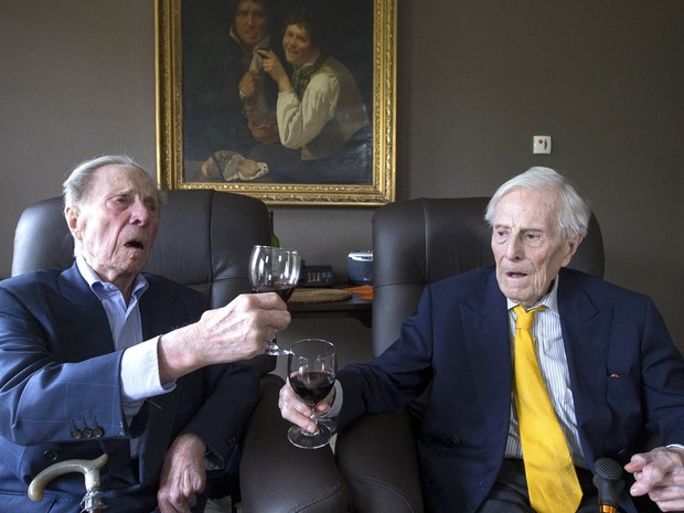Reconhecidos como gêmeos mais velhos do mundo, os irmãos belgas Paulus e Pieter Langerock brindam no abrigo Ter Venne em Sint-Martens-Latem. Companheiros, eles nunca tiveram esposas. Para eles, um dos segredos da longevidade é 'não ir atrás de mulher' (Foto: Yves Herman/Reuters)