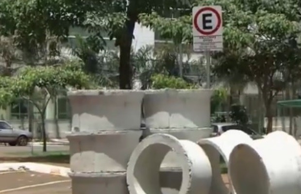 Manilhas são abandonadas em vagas de estacionamento para idosos; veja em Goiás (Foto: Reprodução/TV Anhanguera)