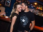 Natallia Rodrigues ganha beijo de marido em evento