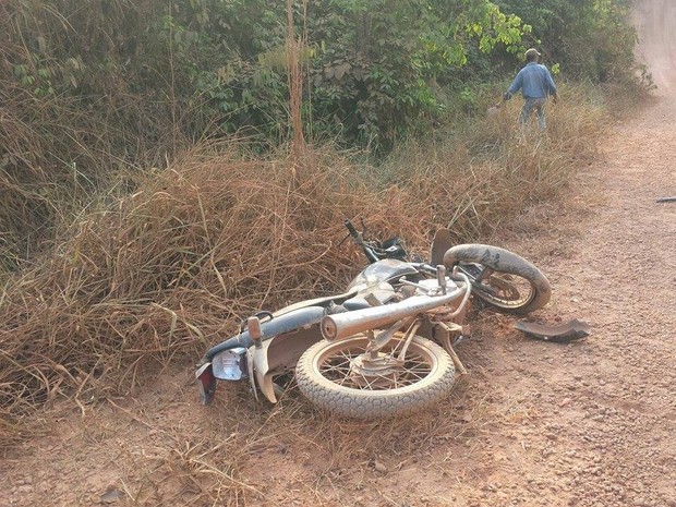 Duas motos bateram de frente, outo motociclista desviou das vítimas e caiu em vala, em Porto Velho, RO (Foto: Anderson Nascimento/News Rondônia)