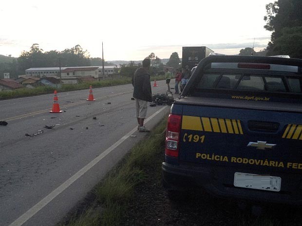 G1 Motociclista Morre Ao Invadir Contramão E Bater Em Carreta Em Mg