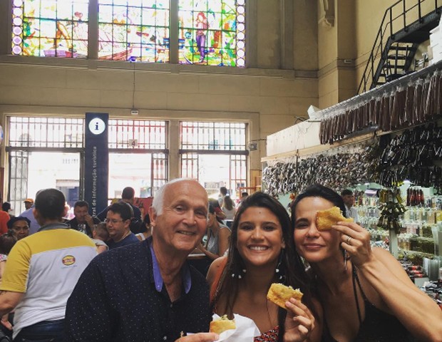 Acompanhda pelos avós, Giulia Costa prova o famoso pastel de bacalhau no Mercadão de SP (Foto: Reprodução/Instagram)