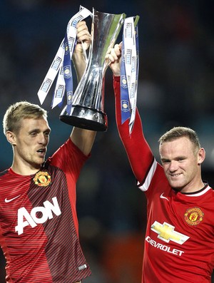 Darren Fletcher e Rooney troféu Manchester United (Foto: EFE)