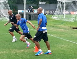 Marcos Assunção e Léo no treino do Santos (Foto: Marcelo Hazan)