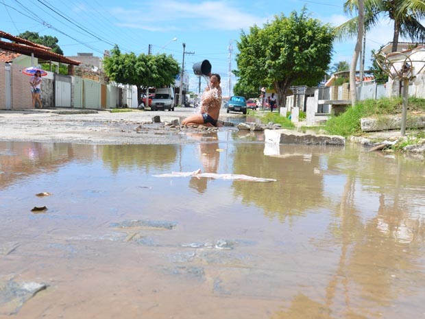 João Santos, morador do bairro da Torre, em João Pessoa, protestou contra vazamento de água na frente de sua casa. (Foto: Walter Paparazzo/G1)