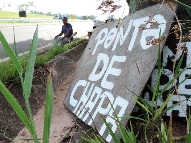 Lírio Fagundes Jaques estava às margens da rodovia há 10 horas sem serviço (Foto: Valmir Custódio/G1)