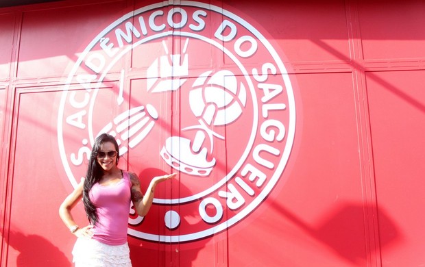 Alexandre Frota e a mulher, Fabiana, na quadra da Mangueira (Foto: Rodrigo dos Anjos / AgNews)