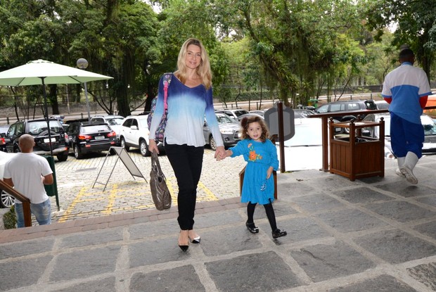 Letícia Spiller com a filha (Foto: Leo Marinho / AgNews)