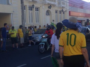 Manifestantes começaram protesto na Praça dos Amores em Itapetininga (Foto: Natália Zini/ TV TEM) Manifestantes começaram protesto na Praça dos Amores em Itapetininga (Foto: Natália Zini/ TV TEM)