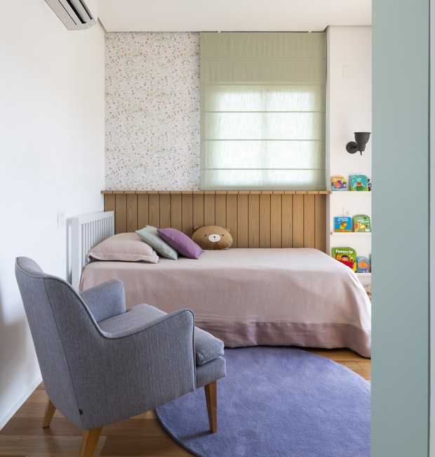 Quarto de criança | Ambos os quartos ganharam papel de parede floral da Branco Papel de Parede (Foto: Renato Navarro/Divulgação)