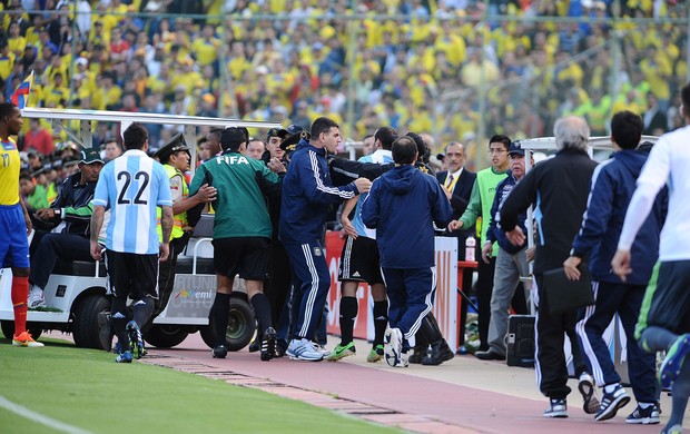 Mascherano confusão, Argentina x Equador (Foto: AFP)