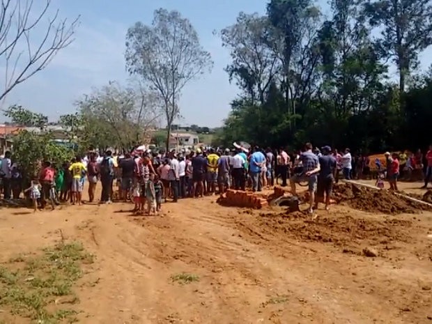 Moradores cercaram corpo do prefeito de Elias Fausto, Laércio Betarelli (Foto: Reprodução/ EPTV)