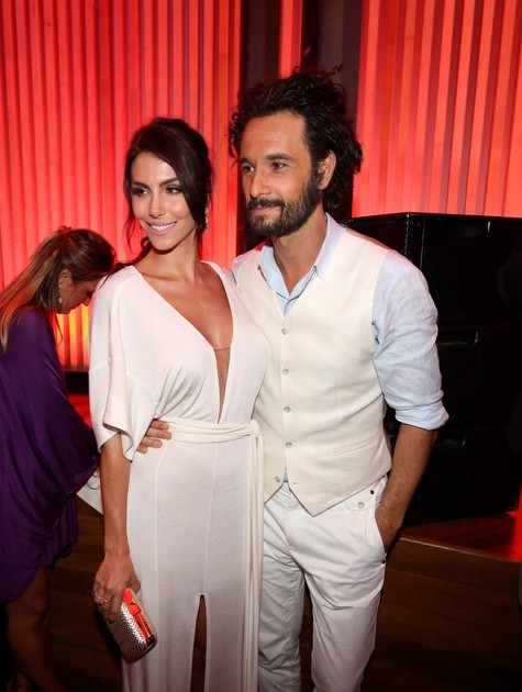 &Eacute; menina! Rodrigo Santoro e Mel Fronckowiak esperam beb&ecirc;