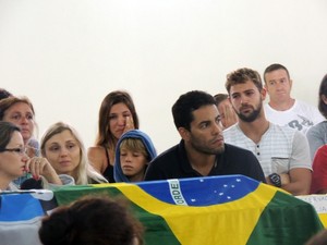 Amigos se despedem de Ricardinho. Alejo Muniz,  direita, se emociona  (Foto: Renan Koerich/Globoesporte.com)