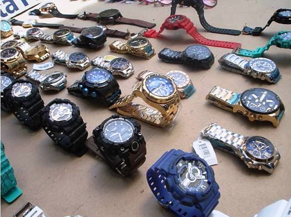 Relógios falsificados foram encontrados em carga proveniente da China (Foto: Divulgação/Receita Federal)