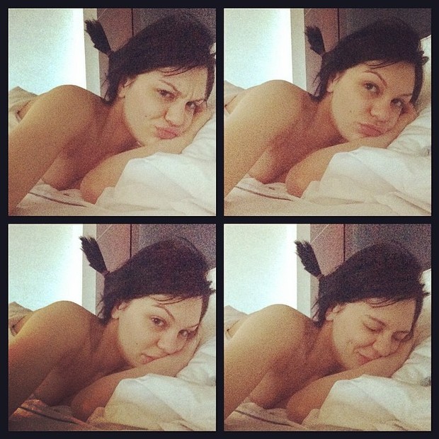 Jessie J posa deitada na cama (Foto: Instagram/ Reprodução) .