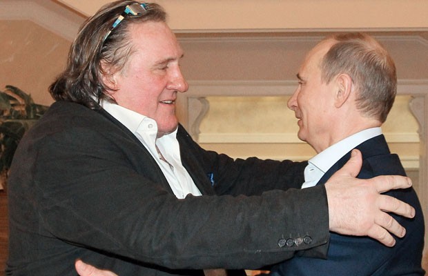 Vladimir Putin cumprimenta o ator Gerard Depardieu, durante encontro na casa do presidente russo em Sochi, neste sábado (5) (Foto: AFP)