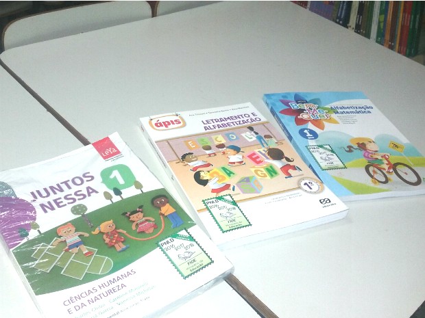 Livros que estão em falta na escola (Foto: Bárbara Nascimento/G1)