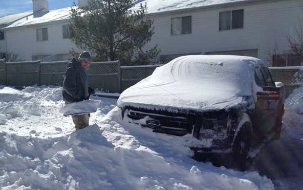 Glover Teixera desenterra o carro da neve  (Foto: Reprodução/Twitter)