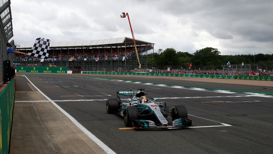 Hamilton sobra na Inglaterra, vence e reduz a um ponto a diferença para Vettel