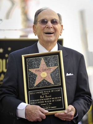 O compositor Hal David, parceiro de Burt Bacharach, ganhador do Oscar por 'Raindrops Keep Fallin' on My Head' (Foto: Gus Ruelas/Reuters ) O compositor Hal David, parceiro de Burt Bacharach, ganhador do Oscar por 'Raindrops Keep Fallin' on My Head' (Foto: Gus Ruelas/Reuters )