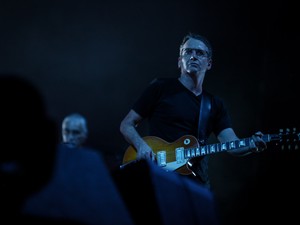 Stone Grossard, guitarrista do Pearl Jam, se apresenta com a banda no Estádio do Morumbi, em São Paulo (Foto: Fabio Tito / G1)
