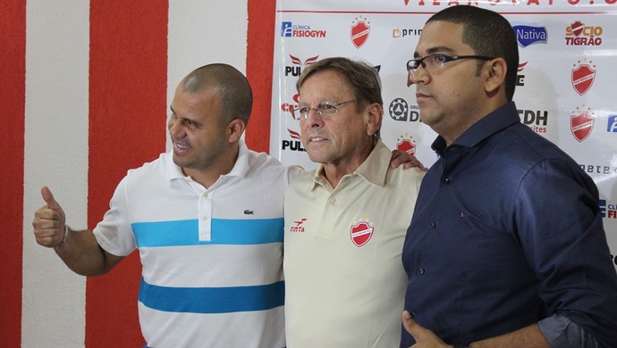 Roni, Waldemar Lemos e Rodrigo Nogueira - Vila Nova (Foto: Fernando Vasconcelos / Globoesporte.com)