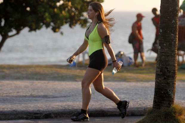 Andressa, ex-BBB, caminhando na orla da Barra da Tijuca, RJ (Foto: Marcos Ferreira / FotoRioNews)