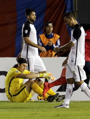 Corinthians se perdeu no Paraguai e sente falta de Elias, diz comentarista
