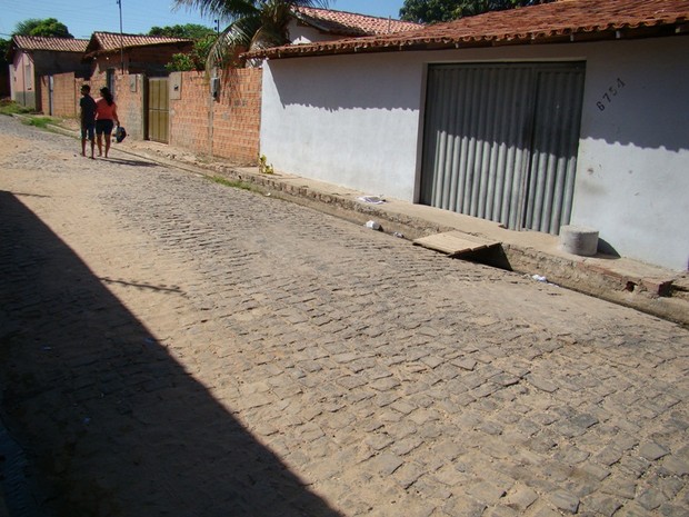 Tiroteio aconteceu em frente a casa da vítima no bairro Alto da Ressureição, Zona Sudeste de Teresina (Foto: Gil Oliveira/ G1)