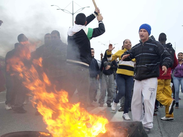 São Paulo: Protesto contra o aumento da tarifa de passagem de ônibus interdita o km 23 da Rodovia Anchieta em São Bernardo do Campo (SP), na manhã desta quarta (19). (Foto: DANIEL SOBRAL/FUTURA PRESS/FUTURA PRESS/ESTADÃO CONTEÚDO)