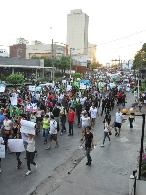 Manifestantes estavam em maior número ao descer a Avenida Isaac Póvoas. (Foto: Renê Dióz / G1)
