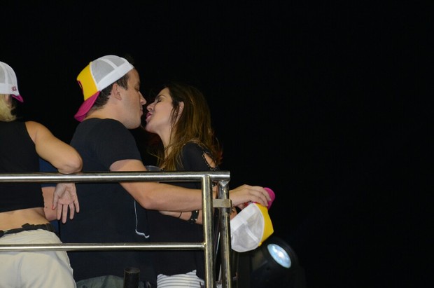 Rafael Cortez troca beijos com a namorada no trio da Banda Timbalada (Foto: AgNews  / AgNews)