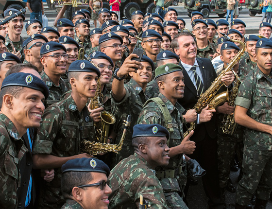 O deputado Jair Bolsonaro em meio a soldados do Exército (Foto:  Juranir Badaró/Futura Press)