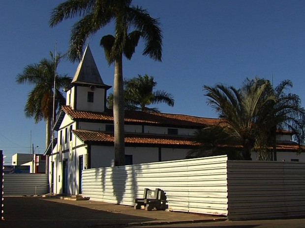 Carro que levava noiva ao casamento é roubado na porta da igreja, em Goiás (Foto: Reprodução/TV Anhanguera)