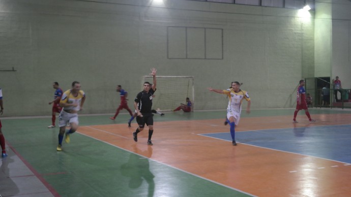 Após o gol de Gustavo, faltando sete segundos para o fim, jogadores do Bom de Bola comemoram o título (Foto: Richard Pinheiro/GloboEsporte.com) Após o gol de Gustavo, faltando sete segundos para o fim, jogadores do Bom de Bola comemoram o título (Foto: Richard Pinheiro/GloboEsporte.com)