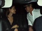 Angelina Jolie e Brad Pitt trocam olhares apaixonados após jantar