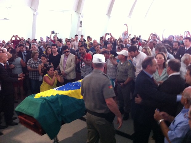 Multidão acompanha cerimônia de João Goulart na Igreja Matriz, em São Borja (Foto: Estêvão Pires/G1)