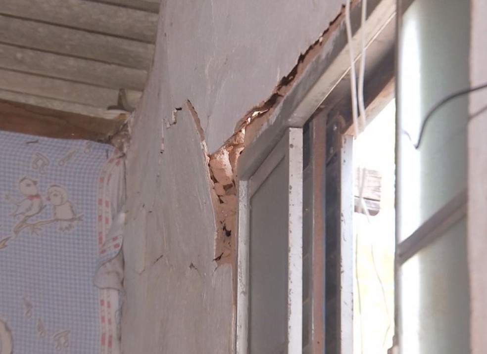 Casa sofreu rachaduras nas paredes após a aproximação do Águia (Foto: Reprodução/ TV TEM )