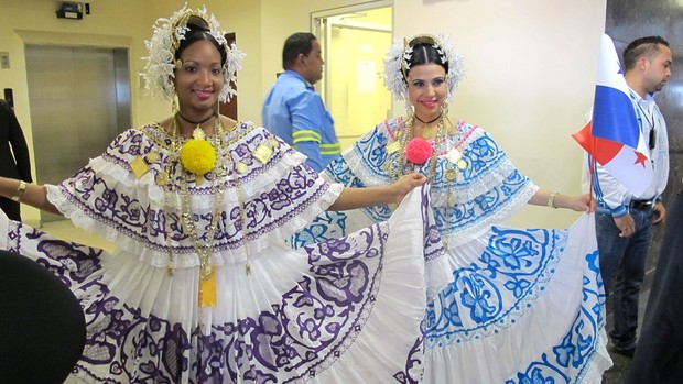 Panamenhas vestidas com ropa tradicional do Panamá (Foto: Diogo Venturelli)