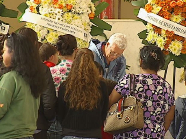 Amigos e familiares lotaram a igreja durante o velório (Foto: Reprodução/TV Tem)